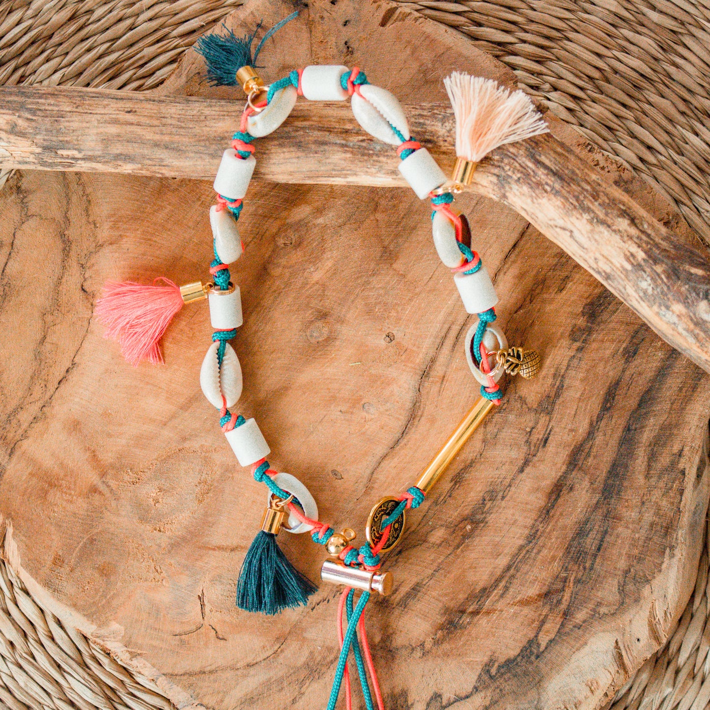 Collier porte médaille coquillages EM fluo "Rossignol"